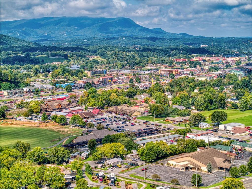 A Stones Throw, You Get 1089 Free Attraction Tickets Per Paid Day, Dollywood And Much More! Pigeon Forge Exteriér fotografie